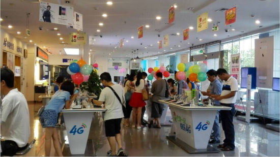 广东移动营业厅内用户在购机办理4G业务
